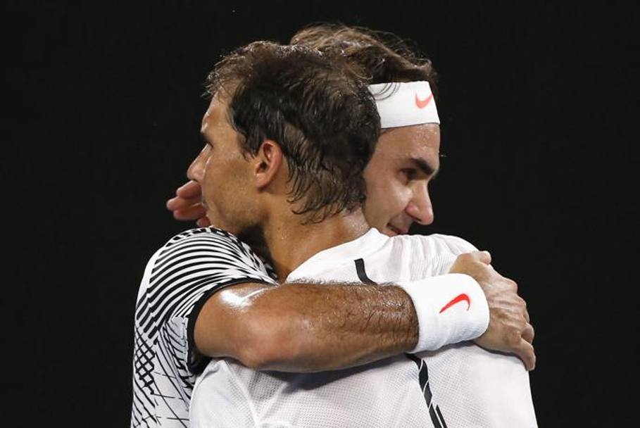 L’abbraccio tra Federer e Nadal a fine partita REUTERS